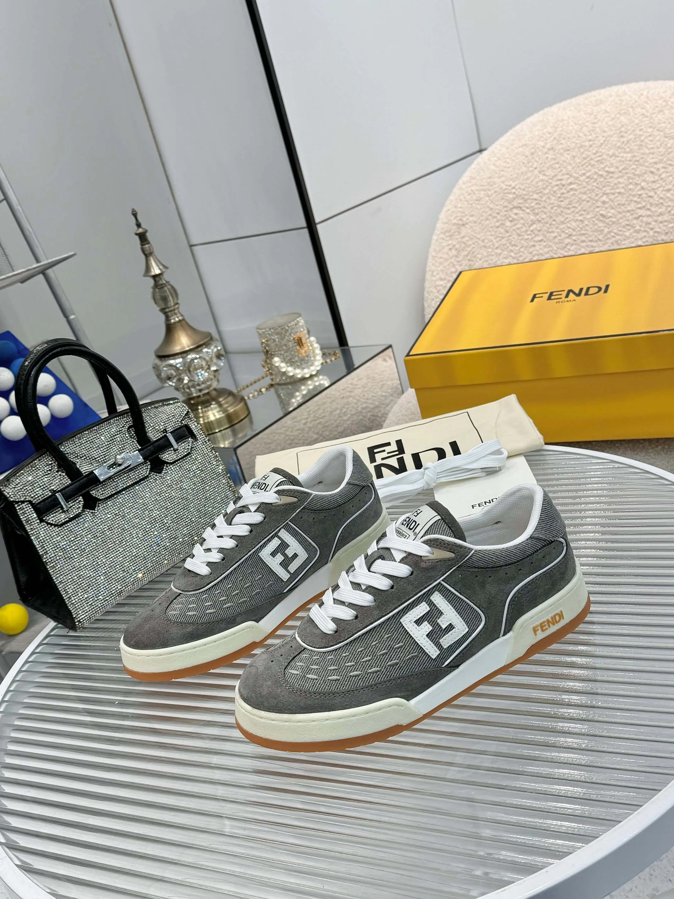 p620🐮🐮New❤Top super A version💯 Fendi Fendi 2025 New Year's King Explosive Style🔥 Many💑stars have the same style FD match. Original purchase for RMB14440. One to one replica. Designer Kim Jones's first sneaker fendi match and Donkey brand Trainer basketball sneakers, fresh blood injection and FF retro design It combines fashion and super comfort. [Wise] Whoever doesn’t grab it will regret it [There are many shoe uppers on the market with different color matching and cut corners in workmanship. The color matching and craftsmanship of my shoe upper are absolutely the same as the genuine products at the counter. Welcome to compare. Feet: Mesh injection molding pads 🎯 Soles: Please look for the original molded multi-color TPU outsole (❌ non-rubber sole) 🎯 Size: Female 35-41 Male 38-45 🎯 Packaging: Original 1:1 matching high-end packaging 🎁